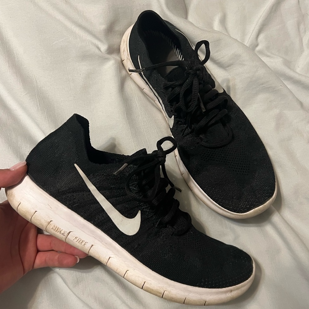 Size 9 lightly worn Nike Tennis Shoes/Sneakers!
